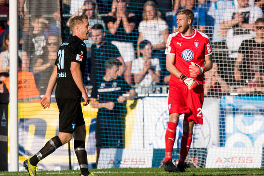 Malmö FFs målvakt Fredrik Andersson gestikulerar