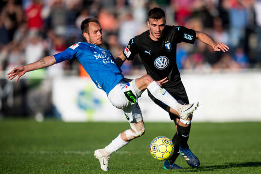 Trelleborgs Lasse Nielsen och Malmö FFs Egzon Binaku i