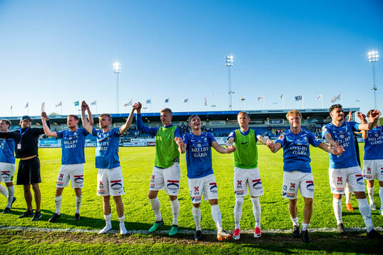 Trelleborgs spelare jublar mot publiken