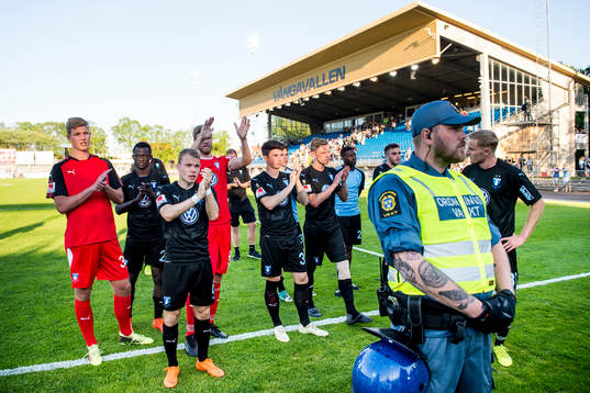 Malmö FFs spelare tackar publiken