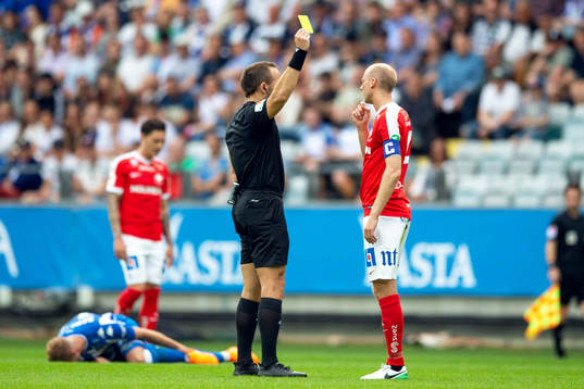 Norrköpings Andreas Johansson får gult kort av domare
