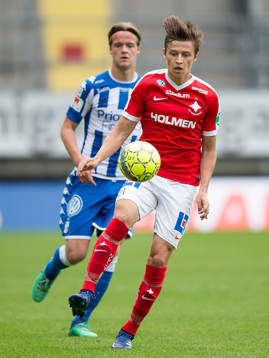 Norrköpings Simon Thern med bollen före IFK Göteborgs