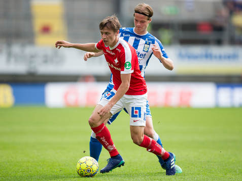 Norrköpings Simon Thern med bollen före IFK Göteborgs
