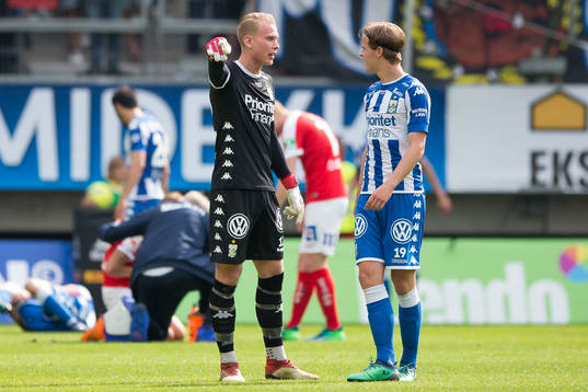 IFK Göteborgs målvakt Pontus Dahlberg i diskussion med