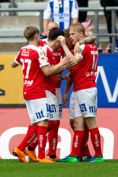 Norrköpings Kalle Holmberg jublar med lagkamrater