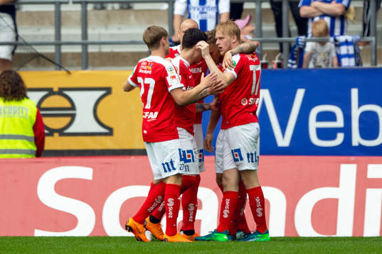 Norrköpings Kalle Holmberg jublar med lagkamrater