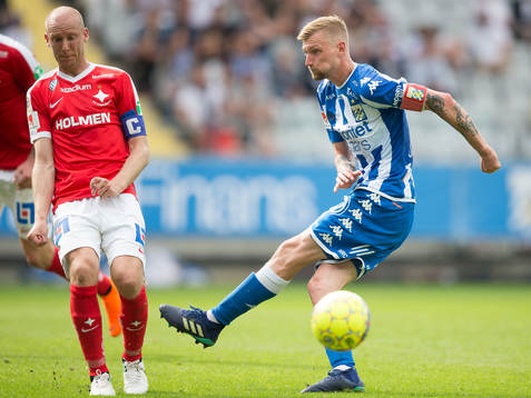 IFK Göteborgs Sebastian Eriksson skjuter ett skott som