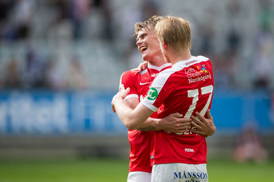 Norrköpings Kalle Holmberg jublar med lagkamrat