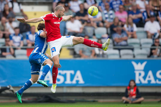 Norrköpings Jón Gudni Fjóluson i nickduell med IFK