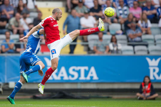 Norrköpings Jón Gudni Fjóluson i nickduell med IFK