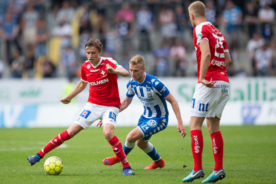 Norrköpings Simon Thern före IFK Göteborgs Sebastian