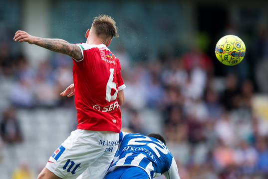 Norrköpings Linus Wahlqvist vinner en nickduell mot IFK