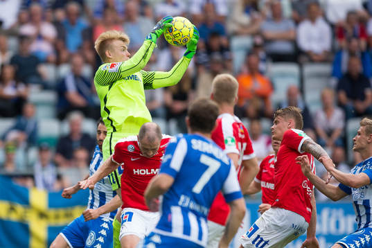 Norrköpings målvakt Isak Pettersson tar ned ett inlägg