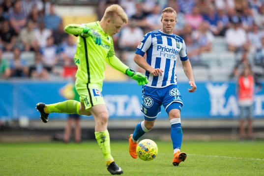 IFK Göteborgs Gustav Engvall pressar Norrköpings målvakt