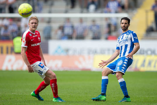 IFK Göteborgs André Calisir slår en passning