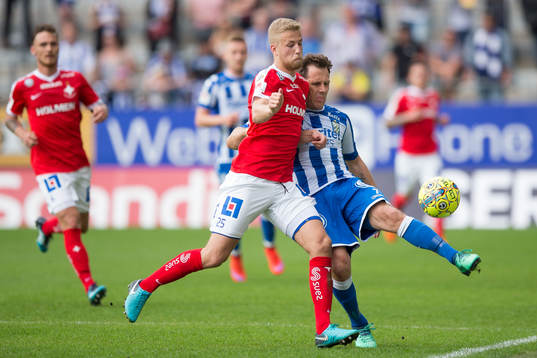 Norrköpings Filip Dagerstål tacklar IFK Göteborgs Tobias