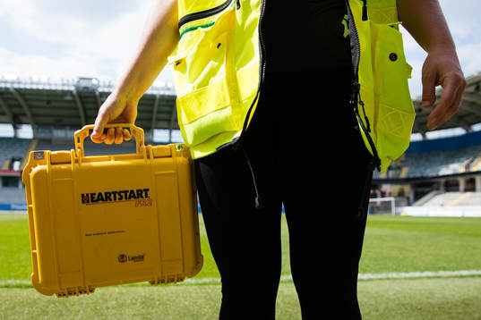 En sjuksköterska med en hjärtstartare innan