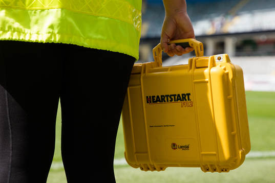 En sjuksköterska med en hjärtstartare innan