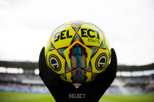 Matchbollen på ett podie innan fotbollsmatchen i