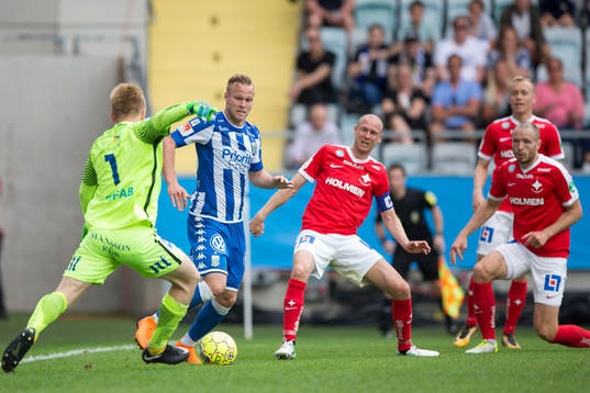 Norrköpings målvakt Isak Pettersson rensar undan bollen