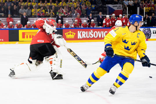 Schweiz målvakt Leonardo Genoni och Sveriges Mikael