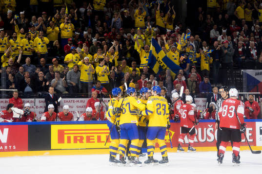 Sveriges John Klingberg jublar med lagkamrater
