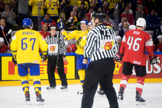Sveriges John Klingberg jublar