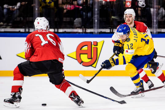 Sveriges Johan Larsson testar skott