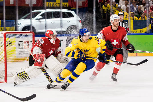 Sveriges Dennis Everberg oroar framför Schweiz målvakt