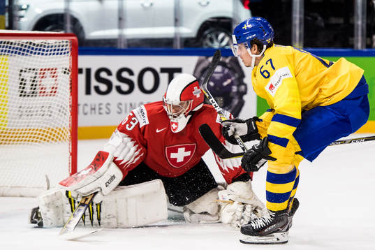 Sveriges Rickard Rakell oroar mot Schweiz målvakt Leonardo