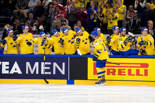 Sveriges Mikael Backlund jublar med lagkamrater