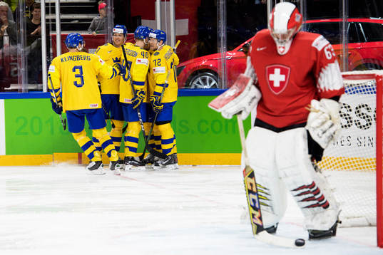 Sveriges Mikael Backlund jublar med lagkamrater