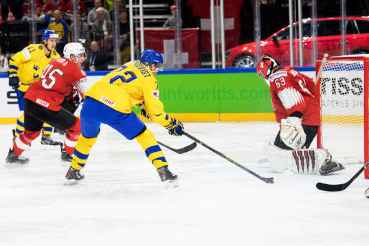 Sveriges Mikael Backlund gör 0-3 bakom Schweiz målvakt