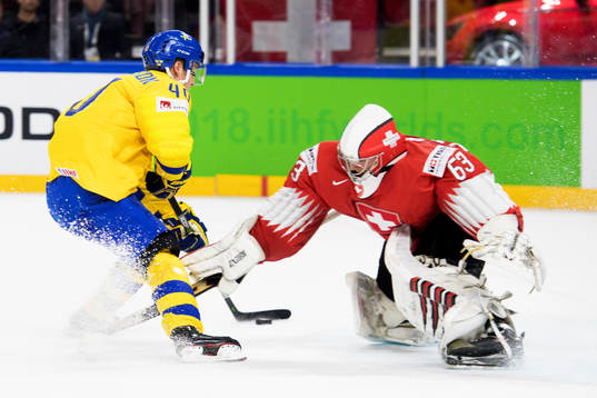Sveriges Elias Pettersson och Schweiz målvakt Leonardo