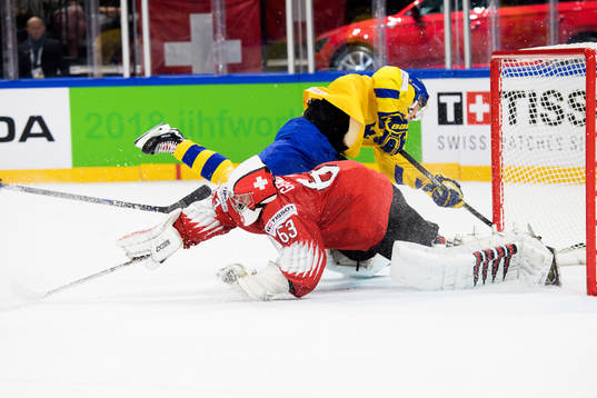 Sveriges Elias Pettersson och Schweiz målvakt Leonardo