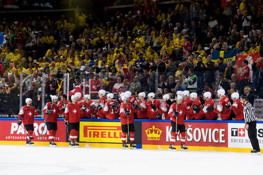 Schweiz Ramon Untersander jublar med lagkamrater