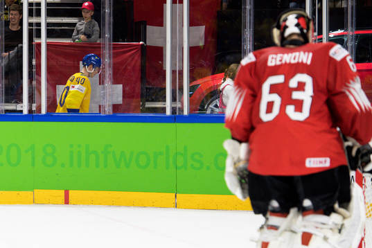 Sveriges Elias Pettersson lämnar isen skadad