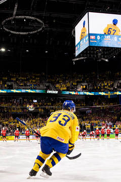 Sveriges Viktor Arvidsson skrinar ut på isen