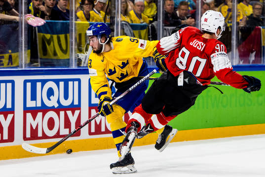 Sveriges Mika Zibanejad tacklar Schweiz Joel Roman