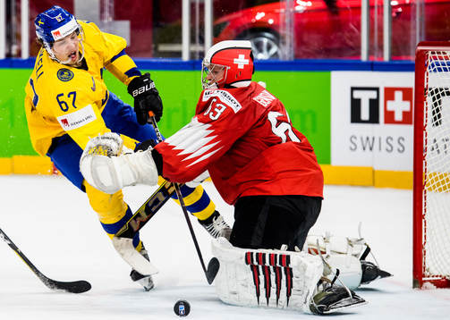 Sveriges Rickard Rakell oroar mot Schweiz målvakt Leonardo