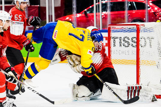 Sveriges Rickard Rakell oroar mot Schweiz målvakt Leonardo