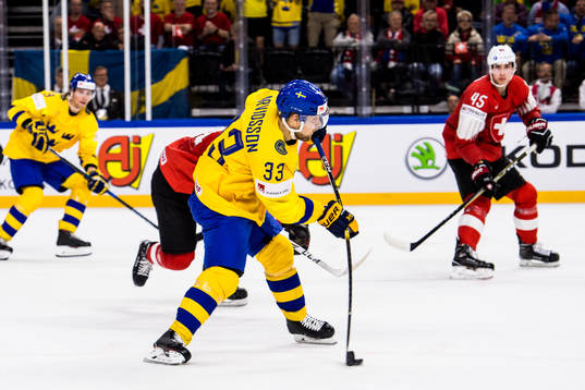 Sveriges Viktor Arvidsson testar skott