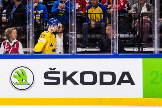 Sveriges Elias Pettersson lämnar isen