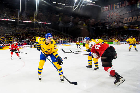 Sveriges Jacob de la Rose plockar ner pucken