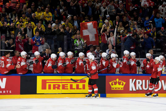 Schweiz Raphael Diaz jublar med lagkamrater