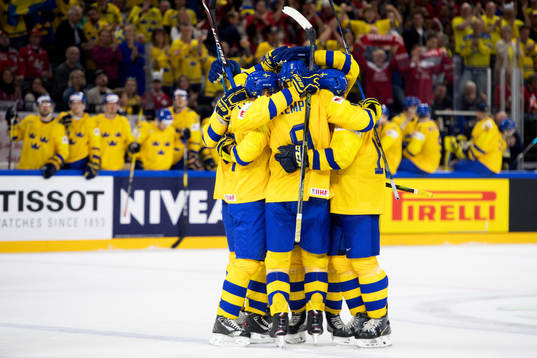 Sveriges Adam Larsson jublar med lagkamrater
