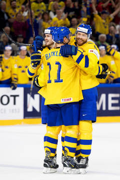 Sveriges Adam Larsson jublar med lagkamrater