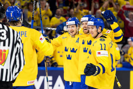 Sveriges Adam Larsson jublar med lagkamrater