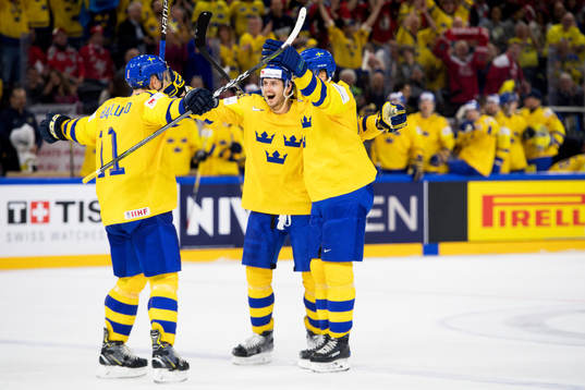 Sveriges Adam Larsson jublar med lagkamrater