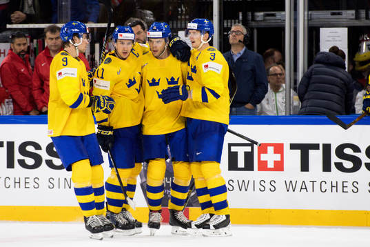 Sveriges Magnus Pääjärvi-Svensson jublar med lagkamrater